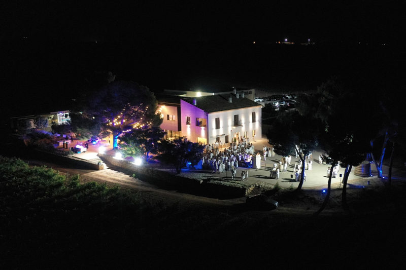 Más de 300 personas compartieron vino, cava, cena y música en directo en la Fiesta Blanca más exclusiva del verano